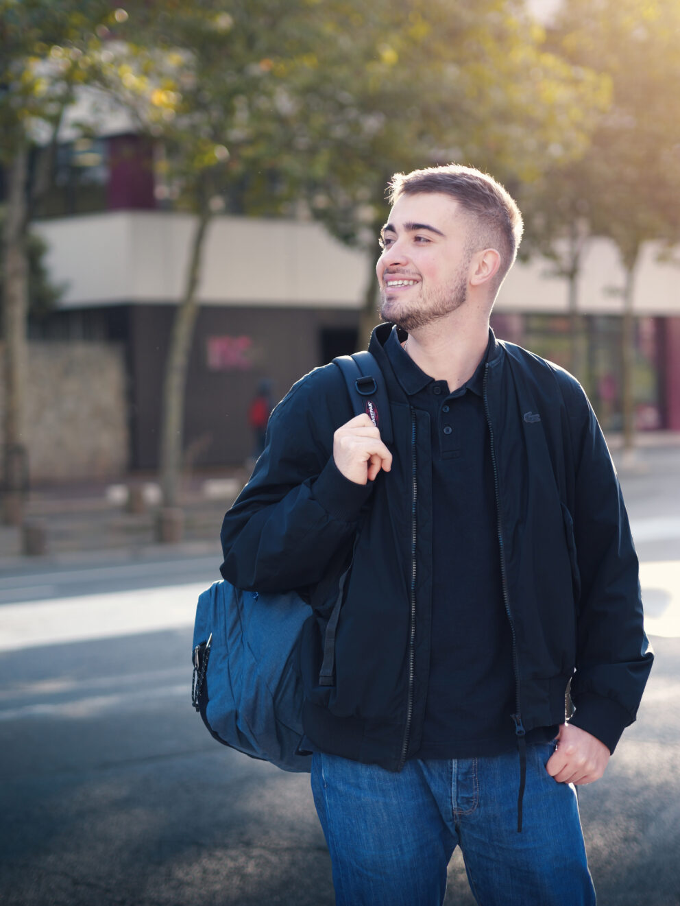 étudiant devant le campus isc paris