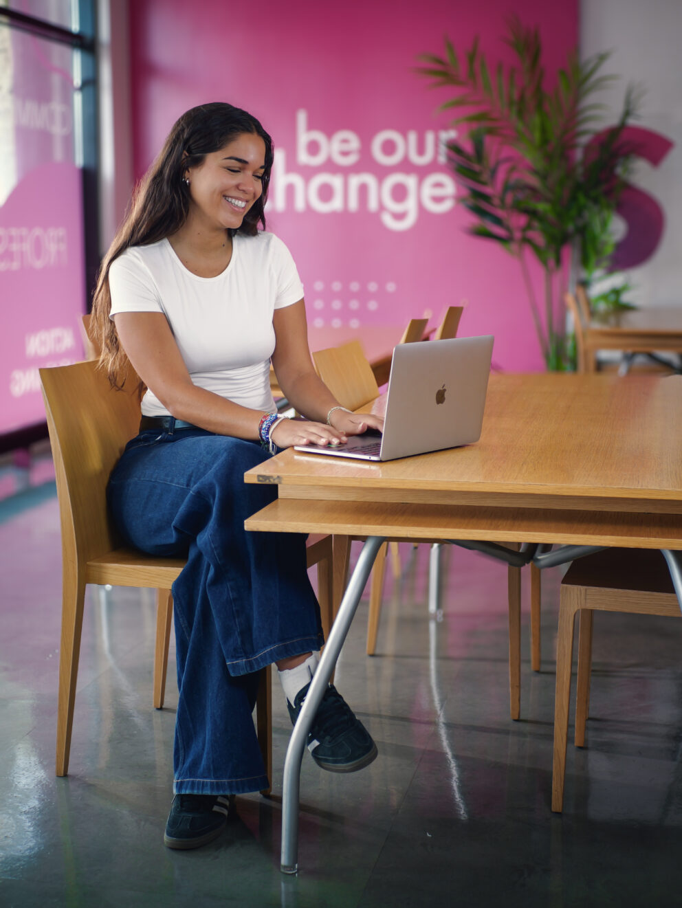 étudiante travaillant sur son pc