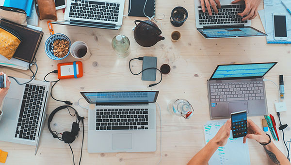 Illustration du digital avec ordinateurs portables