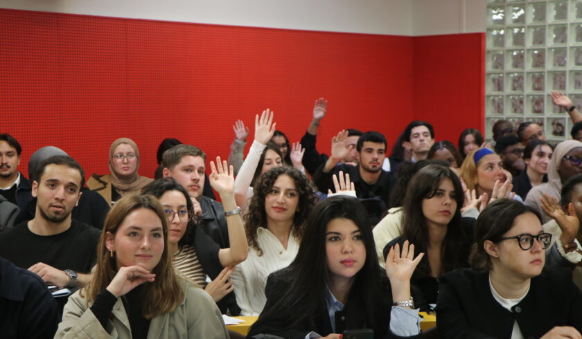 étudiants participant à un cours