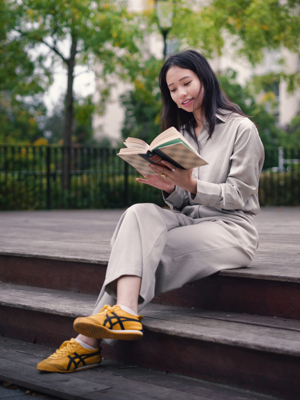 étudiante ISC lisant un livre dehors